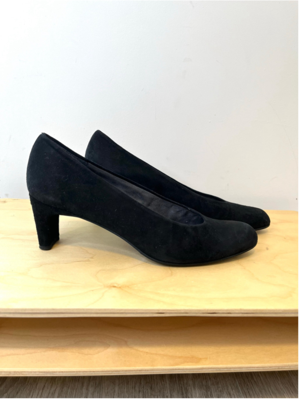 Vintage Stuart Weitzman Chicpump Black Suede Almond Toe Block Heel Pumps 6.5